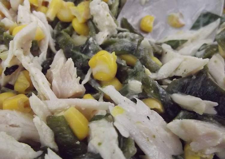 Rajas mexicanas con elote, quelites, cerdo y crema agria con orégano