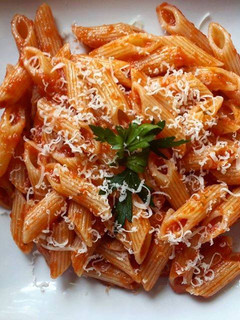 Una foto de Macarrones con salsa de tomate
