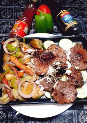 A picture of 🥩🥩Beef steak with vegetables🥒🥬🥔🥕🌰.