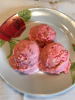 Una foto de Helado de fresas con queso y galletas