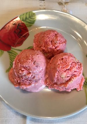 Foto principal de Helado de fresas con queso y galletas