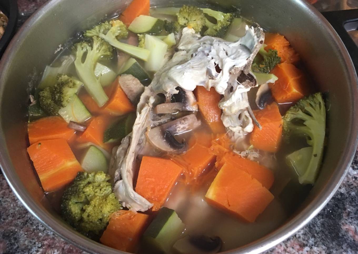 Sopa de pollo y verduras