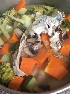 Una foto de Sopa de pollo y verduras