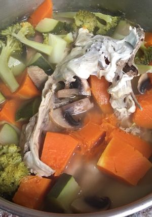 Una foto de Sopa de pollo y verduras