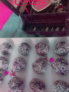बीटरूट लड्डू (beetroot Laddu recipe in Hindi) रेसिपी मुख्य फोटो