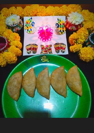 ओल्या खोबर् याची करंजी (olya khobryachi karanji recipe in marathi) रेसिपी चे मुख्य फोटो 