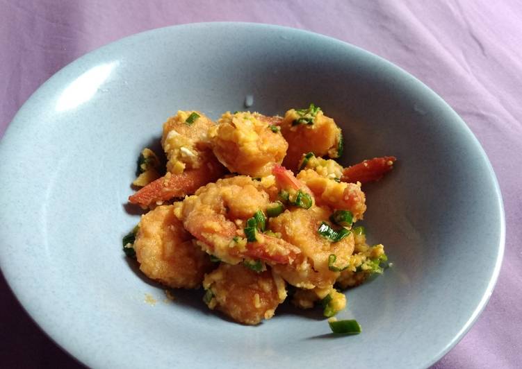 Salted egg yolk prawns (Udang saus telur asin)