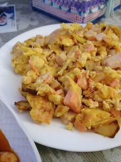 Una foto de Revuelto de patatas y salmón
