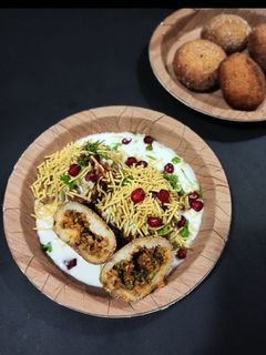 उपवासाची दही कचोरी चाट (upwasacha dahi kachori chat recipe in marathi) रेसिपी चे मुख्य फोटो