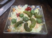 Una foto de ensalada de col yogur