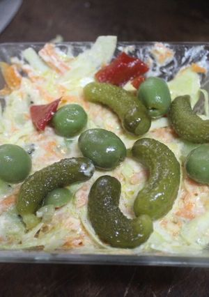 Una foto de Ensalada de col con yogur y encurtidos