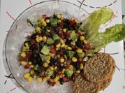 Una foto de frijoles negros con elote