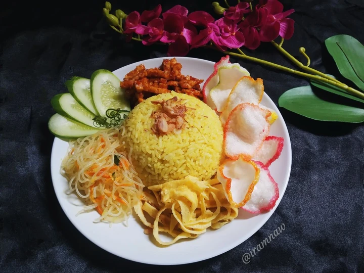 Langkah Gampang Menyiapkan Resep  Nasi Kuning Rice cooker Gurih Simple yang Bikin Ngiler, Lezat