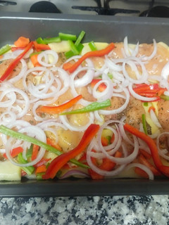 Una foto de Pechuga fileteada con verduras al Horno