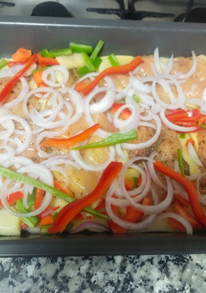 Una foto de Pechuga fileteada con verduras al Horno