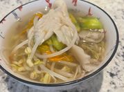 Una foto de ramen vegetariano