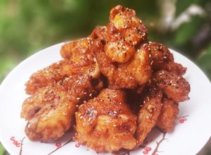 Hình của món Gà chiên giòn sốt nước tương phủ mè.