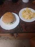 Hamburguesa de cerdo con mayonesa de cebolla frita y piparras