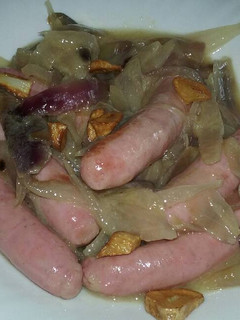 Una foto de Salchichas con cebolla en olla gm-e