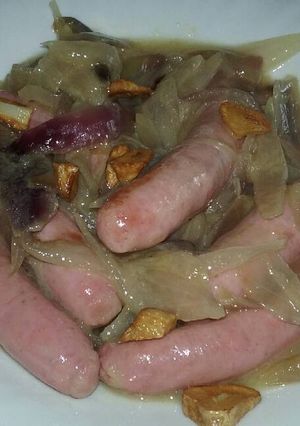 Una foto de Salchichas con cebolla en olla gm-e