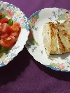 Una foto de Lubina macerada en limón, con ensalada