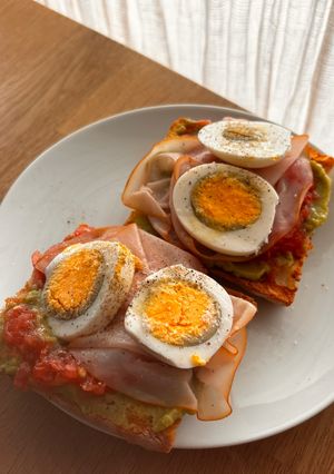 Una foto de Tostada con Guacamole, Tomate, Pavo y Huevo Duro