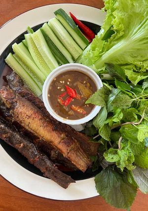 Hình của món Cá Trạch Chiên Giòn Cuốn Bánh Tráng Chấm Mắm Nêm.