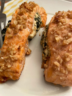 Una foto de Salmón relleno de espinacas y queso feta