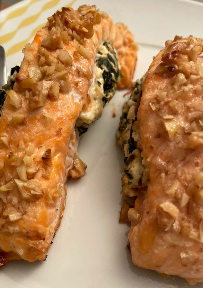 Una foto de Salmón relleno de espinacas y queso feta