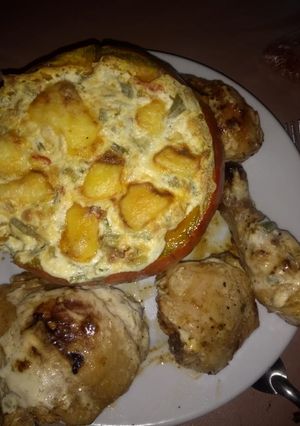 Una foto de Zapallo Princesa rellena con pollo y verduras. 🔝💣