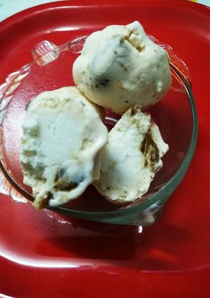A picture of Rasgulla stuff ice cream balls.