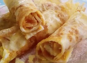 Una foto de Panqueques de Maicena con Mantequilla de Maní, Dulce DDL y Frutos Secos