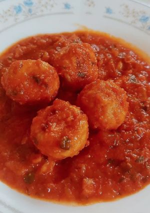 A picture of Meatballs in tomato sauce.