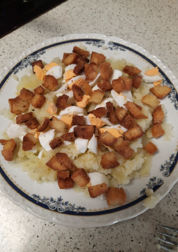 Una foto de Puré de patata con huevo duro y taquitos de pan duro frito