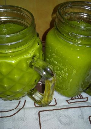 A picture of Banana mango spinach smoothie.