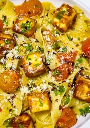 A picture of Fettuccine Aglio e Olio with Cherry Tomatoes and Halloumi Cubes.
