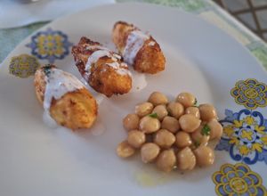Foto di Pastéis de Bacalhau con Maionese di Acquafaba e Insalatina di Ceci