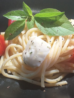 Una foto de Spaghetti Caprese