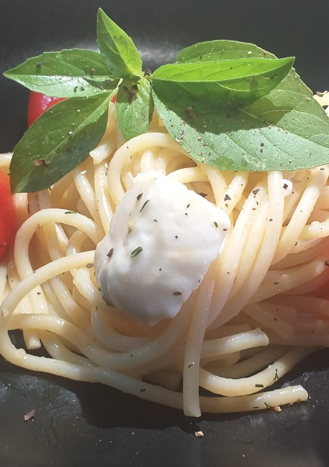 Una foto de Spaghetti Caprese