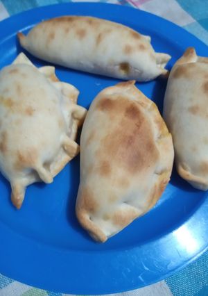 Una foto de Empanadas de berenjena con queso cremoso 🍆🧀