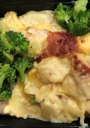 A picture of Scalloped Potatoes with Ham.
