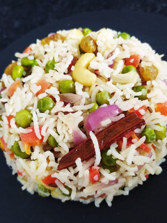 પુલાવ (Pulao Recipe In Gujarati) રેસીપી મુખ્ય ફોટો