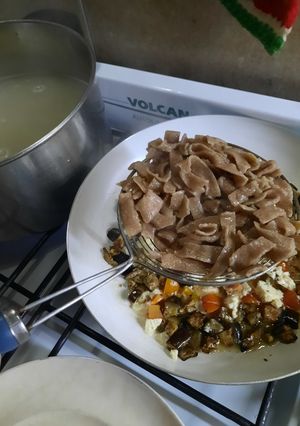 Una foto de Fideos integrales con berenjena, cherry, roquefort
