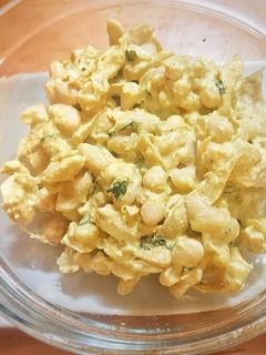 Una foto de Legumbres y pollo con crema de yogur (comida de aprovechamiento)