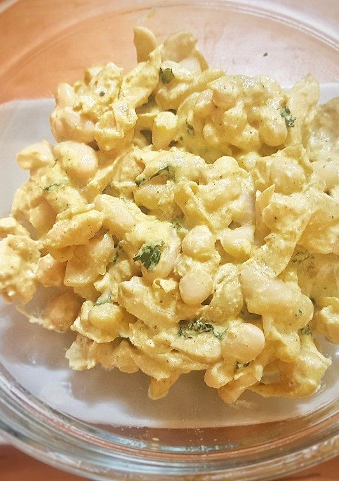 Una foto de Legumbres y pollo con crema de yogur (comida de aprovechamiento)