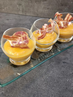 Une photo de °Crème de patate douce au curry et pancetta grillée°