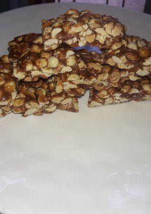 A picture of Peanuts chikki.