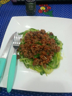 Una foto de Spaguetti de zuccini (spiralizer) con salsa roja