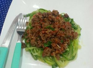 Una foto de Spaguetti de zuccini (spiralizer) con salsa roja 