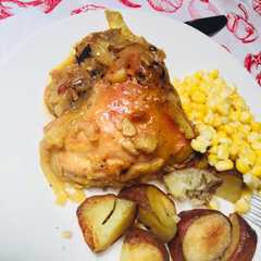 Una foto de Pollo a la mostaza con papas al romero
